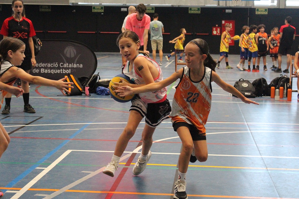 FCBQ's tweet photo. #3x3basquet🏀 / #Blanes gaudeix amb el Circuit 3x3 FCBQ!

😍 140 equips i 560 esportistes es van reunir a la Ciutat Esportiva de la vila blanenca en la 6a parada del circuit català oficial de 3x3.

🚏 Propera seu #3x3🔜 #Olot

➡️ https://t.co/Vjb95BoyUJ
🔗 https://t.co/PEDJFpaddK https://t.co/Tj37PP0tmu