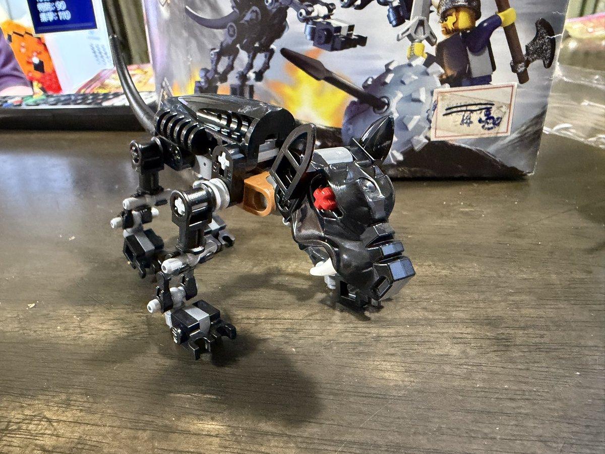 LuciferethRed's tweet photo. バイキング1人とオオカミ！いいサイズ！まさかの箱が空いてない新品！
この時代特有？の小さいセットながら魅力的な内容！槍付きの盾！宝石！オオカミは脚がある程度動かせるのでおすわりとかできます笑笑 https://t.co/IQ2w2rEqXK