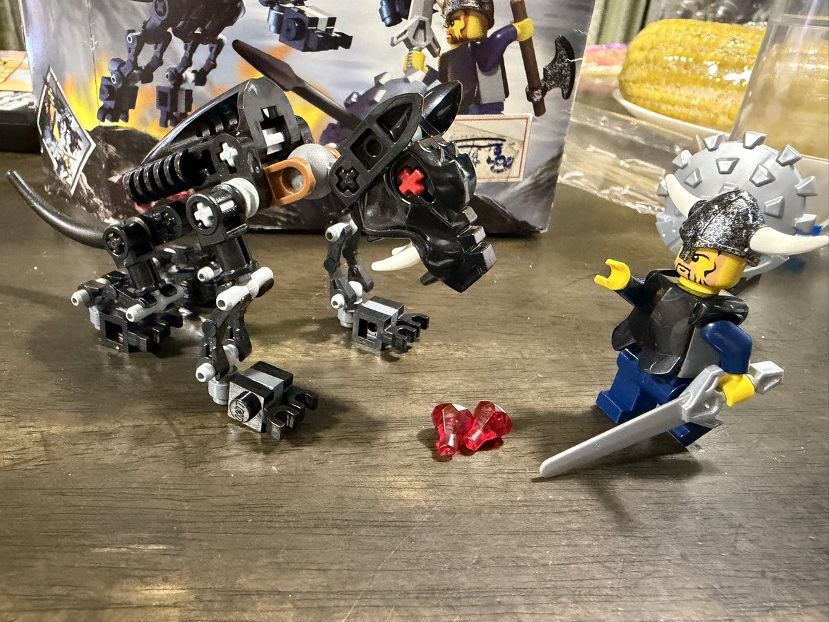 LuciferethRed's tweet photo. バイキング1人とオオカミ！いいサイズ！まさかの箱が空いてない新品！
この時代特有？の小さいセットながら魅力的な内容！槍付きの盾！宝石！オオカミは脚がある程度動かせるのでおすわりとかできます笑笑 https://t.co/IQ2w2rEqXK