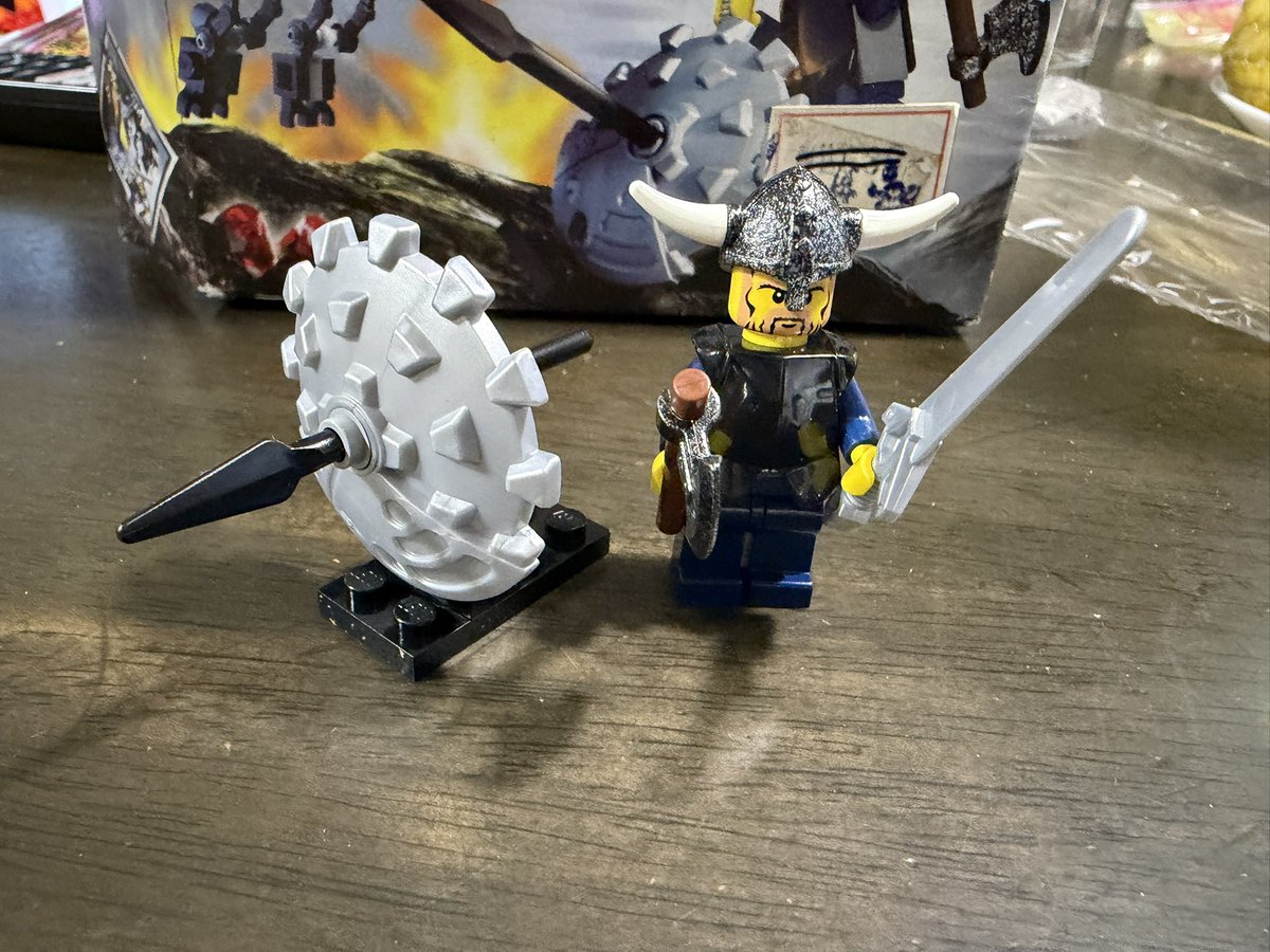 LuciferethRed's tweet photo. バイキング1人とオオカミ！いいサイズ！まさかの箱が空いてない新品！
この時代特有？の小さいセットながら魅力的な内容！槍付きの盾！宝石！オオカミは脚がある程度動かせるのでおすわりとかできます笑笑 https://t.co/IQ2w2rEqXK