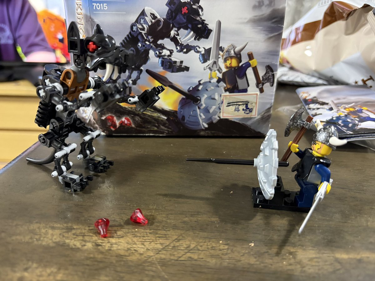 LuciferethRed's tweet photo. バイキング1人とオオカミ！いいサイズ！まさかの箱が空いてない新品！
この時代特有？の小さいセットながら魅力的な内容！槍付きの盾！宝石！オオカミは脚がある程度動かせるのでおすわりとかできます笑笑 https://t.co/IQ2w2rEqXK