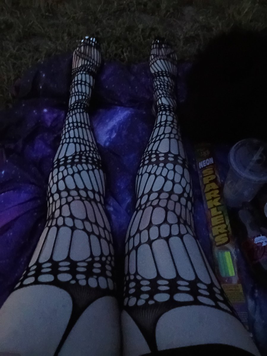 LanaIsEthereal's tweet photo. The 4th was fun 🖤
#gothgirl #goth #thighs #feet #toes #gothgf #thickthighs #whitetoes #onlyfans https://t.co/ba3S0JMoPp