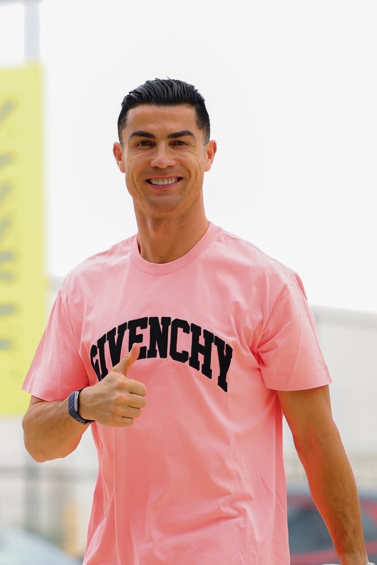 CrRonaldo7Jr's tweet photo. Love You Dad ❤❤ https://t.co/H6aiQNWapv