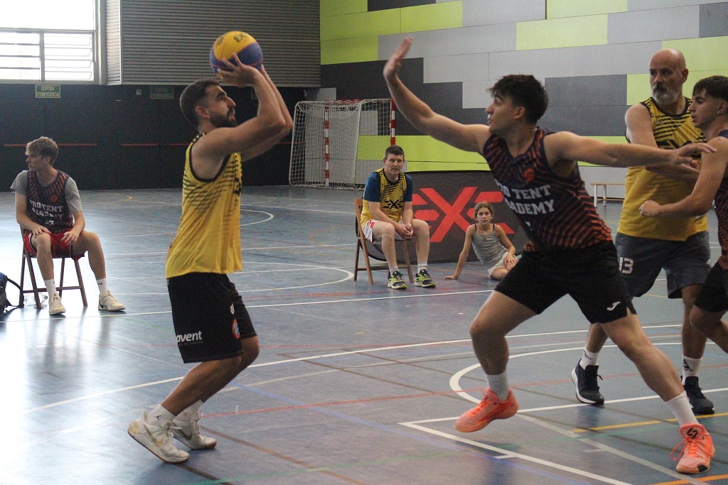 FCBQ's tweet photo. #3x3basquet🏀 / #Blanes gaudeix amb el Circuit 3x3 FCBQ!

😍 140 equips i 560 esportistes es van reunir a la Ciutat Esportiva de la vila blanenca en la 6a parada del circuit català oficial de 3x3.

🚏 Propera seu #3x3🔜 #Olot

➡️ https://t.co/Vjb95BoyUJ
🔗 https://t.co/PEDJFpaddK https://t.co/Tj37PP0tmu