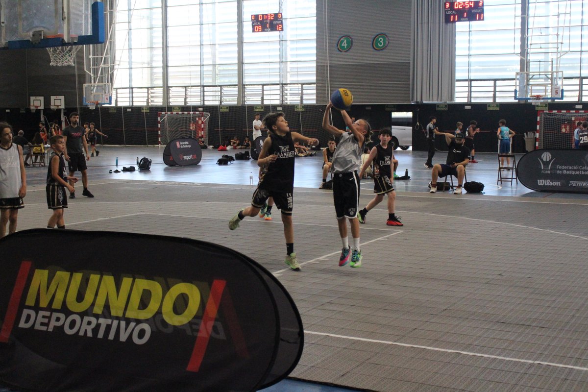 FCBQ's tweet photo. #3x3basquet🏀 / #Blanes gaudeix amb el Circuit 3x3 FCBQ!

😍 140 equips i 560 esportistes es van reunir a la Ciutat Esportiva de la vila blanenca en la 6a parada del circuit català oficial de 3x3.

🚏 Propera seu #3x3🔜 #Olot

➡️ https://t.co/Vjb95BoyUJ
🔗 https://t.co/PEDJFpaddK https://t.co/Tj37PP0tmu