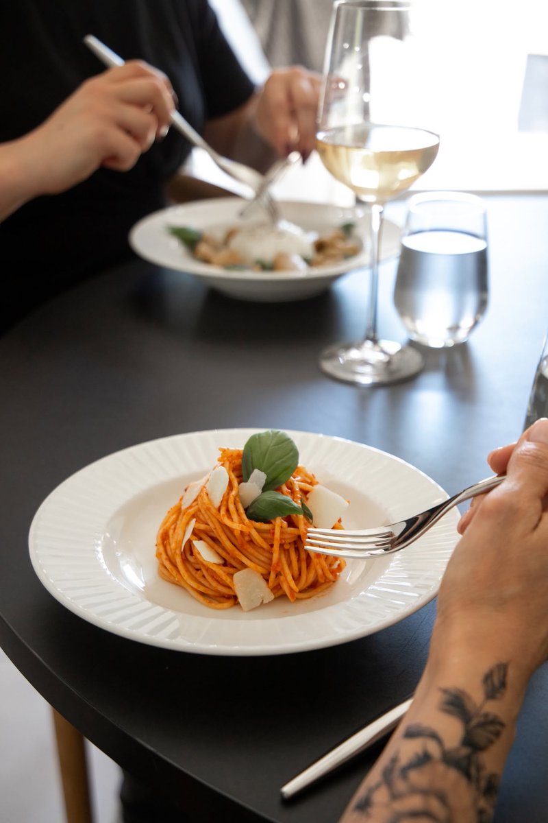 TecnobarT's tweet photo. Sei alla ricerca di un servizio di piatti dove presentare le gustose proposte 🍝🍛del tuo locale?  Qui proponiamo la linea Metropolis di #Rak porcellane.
Scopri di più su Rivenditori Porcellane Rak #Tecnobar https://t.co/J1SqSM0PKu https://t.co/nlKs2Y0eFD