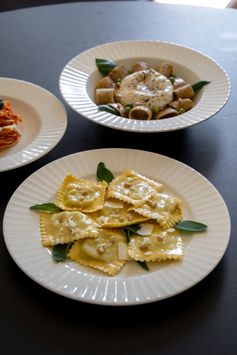 TecnobarT's tweet photo. Sei alla ricerca di un servizio di piatti dove presentare le gustose proposte 🍝🍛del tuo locale?  Qui proponiamo la linea Metropolis di #Rak porcellane.
Scopri di più su Rivenditori Porcellane Rak #Tecnobar https://t.co/J1SqSM0PKu https://t.co/nlKs2Y0eFD