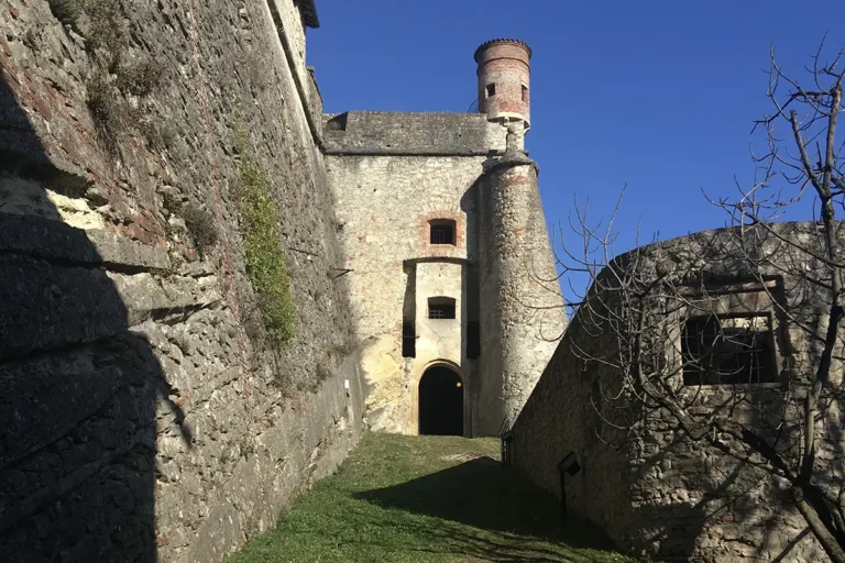 pietromit's tweet photo. @mondointasca Da fortezza inespugnabile a Forte 4.0: la nuova vita digitale e accessibile del #FortediGavi. Spazi museali rinnovati, intelligenza artificiale per viaggiare nel tempo, percorsi senza barriere e un festival di luci. 
https://t.co/EGxGPOQBdJ https://t.co/X9QKYd1mLL