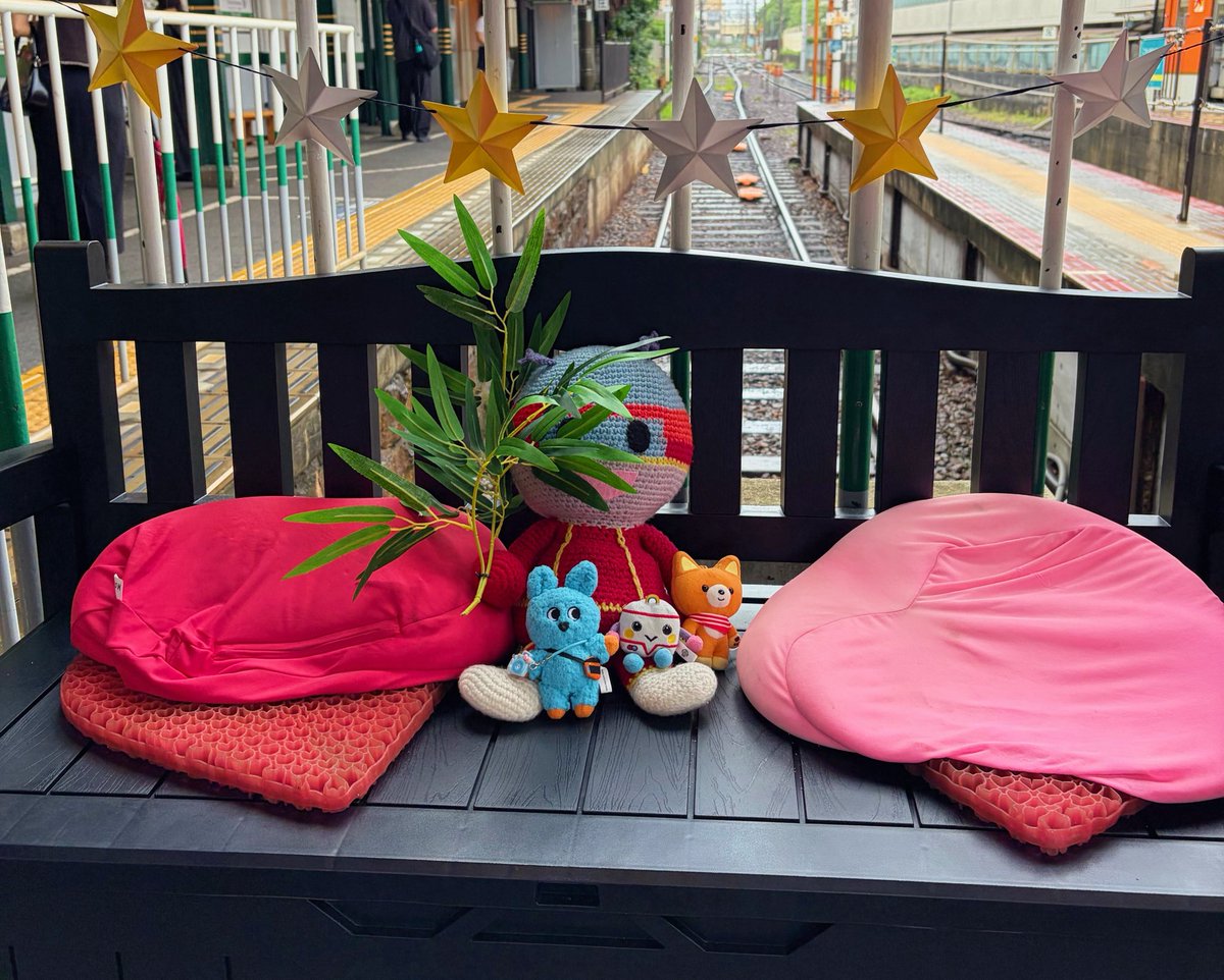 rimatetsu's tweet photo. ��町柳駅のホームが七夕の装飾でかわいくなっていました🥰🎋

叡山電車キャラクターの『きららマン』と一緒に記念撮影📷✨
ちょうど観光列車の『ひえい』も一緒に撮れて素敵な記念撮影になりました(๑>◡<๑)💕 https://t.co/hgfFaNoMny