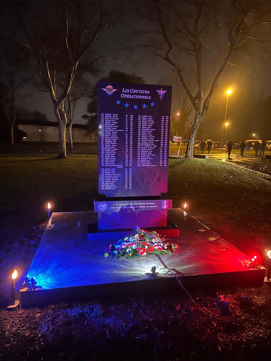 SoutienCommando's tweet photo. À qui appartiennent les morts des opérations spéciales ?

La question est brutale, presque dérangeante. Parce qu’elle touche à quelque chose que l’on préfère laisser dans le silence. Un homme tombe en opération. Et immédiatement, sans même le dire, trois cercles se referment autour de lui. Sa famille. Son régiment. Sa nation. Chacun avec une légitimité. Chacun avec une part de lui. Et parfois, une tension invisible entre ces mondes qui ne se recouvrent jamais complètement.
Pour la famille, il n’y a aucune ambiguïté. Cet homme est d’abord un fils, un père, un mari, un frère. Il n’est pas un symbole. Il n’est pas un uniforme. Il est une présence absente, une voix qui ne répondra plus, une place qui restera vide. La douleur, ici, est intime, brute, irréductible. Elle ne se partage pas. Elle ne se discute pas. Elle ne se politise pas.
Pour le régiment, c’est différent. L’homme appartient à un groupe. À une histoire collective. À une chaîne de missions, d’engagements, de camaraderie. Sa mort s’inscrit dans quelque chose de plus large. Elle devient mémoire, transmission, exigence pour ceux qui restent. Ce n’est pas une récupération. C’est une manière de ne pas laisser disparaître ce qui a été vécu ensemble. De continuer à porter celui qui n’est plus là.
Et puis il y a la nation. Celle au nom de laquelle il est parti. Celle qui, en théorie, donne du sens à son engagement. Mais cette relation est plus fragile. Parce que la nation est abstraite. Elle rend hommage, elle reconnaît, elle honore. Mais elle peut aussi oublier, passer à autre chose, réduire une vie à quelques mots, à une cérémonie, à une date.
Alors à qui appartient-il vraiment ? À personne. Et à tous à la fois. Il appartient à sa famille par l’amour. À son régiment par le lien. À la nation par le sens de son engagement. Le danger, c’est quand l’un de ces cercles cherche à prendre toute la place. Quand la douleur intime devient publique sans retenue. Quand la mémoire militaire se referme sur elle-même. Ou quand la nation se contente d’un hommage sans profondeur.
Respecter ces morts, c’est accepter cette complexité. Ne pas simplifier. Ne pas récupérer. Ne pas opposer. Comprendre qu’un même homme peut être pleuré, honoré et représenté... sans jamais être réduit à une seule dimension. Au fond, la seule chose qui leur appartient encore vraiment, c’est ce qu’ils ont fait. Et la manière dont on choisit, ou non, de s’en souvenir.

Photo : Stèle des chuteurs opérationnels à l'ETAP