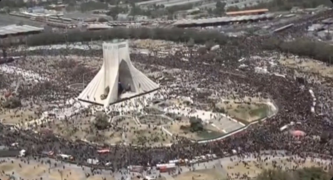 Bahardebi85's tweet photo. كل كشور رو تعطيل كردن
١۵۰ هزار ميليارد هزينه كردن
از عراق و افغانستان نيرو آوردن
با همچین آبرو ريزى اى مواجه
شدن :)
سقوط اين شكليه...👌🏼 https://t.co/MPOlAy3WxI