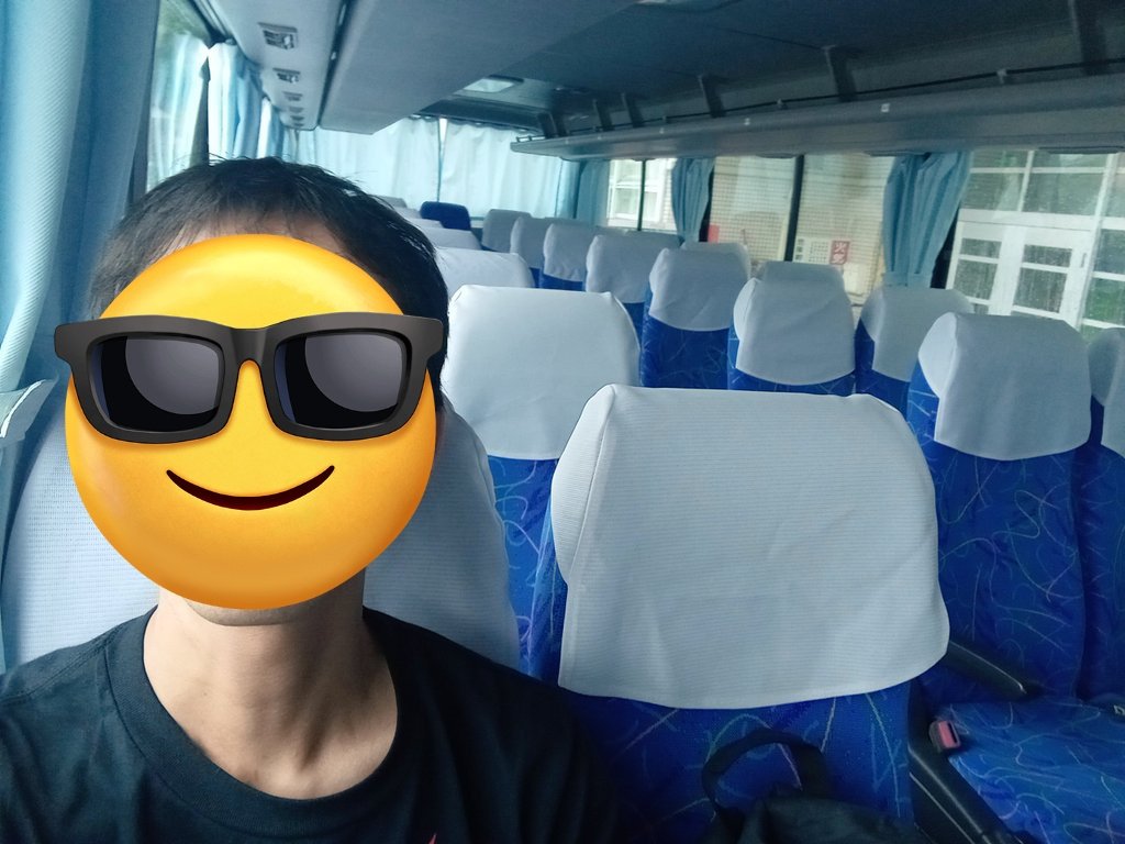 wanderer_250's tweet photo. 隠岐の島旅5

大雨の中、西ノ島町に到着。
観光バスがあることに気づき、急遽こちらに乗ることに🚌

そしたらなんと！バスツアーの乗客はおれだけでした笑笑
こんなことある？笑

とりあえず運転手さんとマンツーマンで西ノ島町を見て回る🚌
放牧されている馬が通るのをバスから真横で見られる奇跡。笑 https://t.co/oJ72m12z1H
