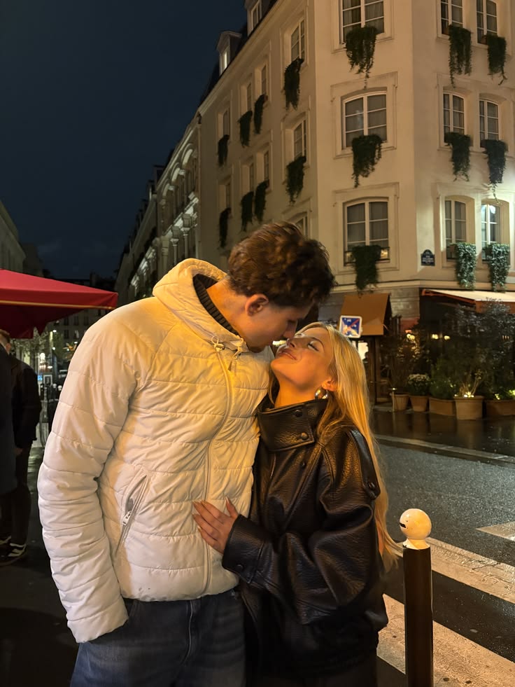 ruhunlasavas's tweet photo. "Uyuyamadın mi?" diye sorması beni şaşırttı. Normalde ilk burada ne aradığımı sorardi.
"Sana bakmaya gelmiştim," dedim dürüst olarak.
"Bana niye bakıyorsun?"
"Doğum gününde ilk kimi görürsen bütün bir yaşını onunla geçirirmişsin o yüzden sana bakmaya geldim,"
#akhet https://t.co/uhG6yKq5XY