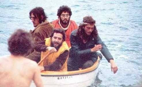 outsidersesp's tweet photo. El 7 de julio de 1977  el grupo libertario mallorquín Terra i Llibertat ocupa pacíficamente la isla virgen sa Dragonera (Illes Balears), con el fin de evitar su urbanización por parte de una empresa constructora que pretende crear el espacio protegido una urbanización de lujo supuestamente “ecológica”. 

La ocupación es un pionero episodio de las luchas ecologistas en este país y tuvo una especial repercusión a nivel incluso internacional. 

La urbanización no se llevó a cabo y en 1995 el espacio fue declarado Parque Nacional.