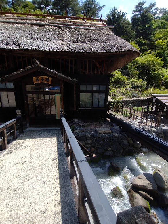 Johnny_trs's tweet photo. 浄土平から福島駅の間にある高湯温泉で降りて♨🍺
普通の大浴場もあるが洗い場の無い昔ながらの方に入った。強力な硫黄泉で匂いが残るよ😂 https://t.co/1RfTC33wir