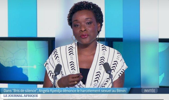 dambe_kombate's tweet photo. #BÉNIN / Coup d'État déjoué : la journaliste #AngelaKpeidja condamnée par contumace...

La #CRIET a condamné ce lundi 6 juillet 2026 la journaliste Angela Kpeidja, absente du pays, à 24 mois de prison dont 12 mois fermes, + 2 millions FCFA d'amende, pour harcèlement électronique lié à ses publications #Facebook après le putsch déjoué du 7 décembre 2025.

Poursuivie sans mandat de dépôt, elle n'a comparu à aucune audience, représentée par ses avocats béninois et gabonais.
Une "fuite avant coup''...

La Cour a ordonné la confiscation de son #iPhone et de son #MacBook.

#Bénin #CRIET #Justice 🇧🇯