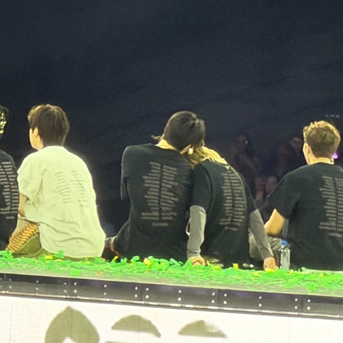 XHim97s's tweet photo. เข้าใจฮีนะ ตอนอยู่ที่บรัสเซลสส์ชะเง้อจนคอยืดคอยาว พอมาลอนดอนได้นั่งข้างกันแล้วก็ต้องเอาให้คุ้มอ่ะ เอนดูวววว55555555555555555 https://t.co/jmfGWVymgt