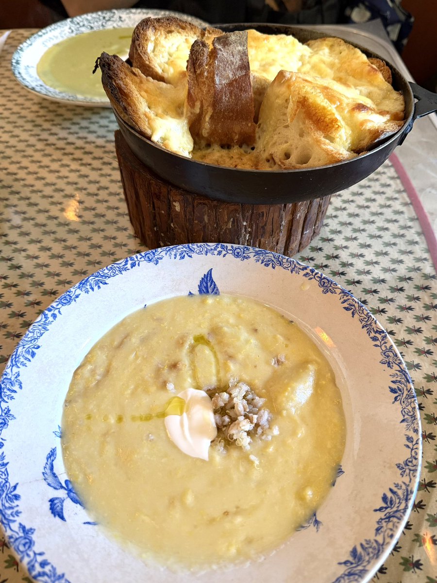 misao217's tweet photo. 白金台 PEDIBUS JAMBUS

スープとチーズパンのセット

私はとうもろこしのスープ
友達は空豆のスープにした！

スープもチーズパンもめちゃうま！！！
通って、他のスープも飲んでみたい！！

全部ワンオペなのすごい！
10時頃記帳台が出て、10:30オープン

大人気店なの頷けた！ https://t.co/00kUvdYVhF