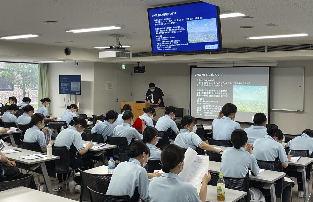 opsol_group's tweet photo. 嚥下が難しい方でも、
「味わう」ことはできるのでしょうか。
藍野大学看護学部看護学科の老年看護学演習にて、約120名の学生の皆さんに当社グループである株式会社VIVA NYAGOが開発した嚥下困難者向けの「革命の泡」を体験していただきました。

記事はこちらから👇
https://t.co/tnhxQHWZ6e https://t.co/Y15sXjJ6s7