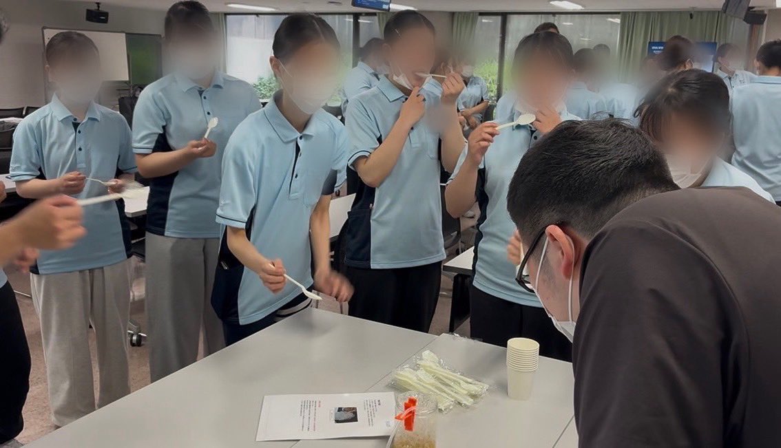opsol_group's tweet photo. 嚥下が難しい方でも、
「味わう」ことはできるのでしょうか。
藍野大学看護学部看護学科の老年看護学演習にて、約120名の学生の皆さんに当社グループである株式会社VIVA NYAGOが開発した嚥下困難者向けの「革命の泡」を体験していただきました。

記事はこちらから👇
https://t.co/tnhxQHWZ6e https://t.co/Y15sXjJ6s7