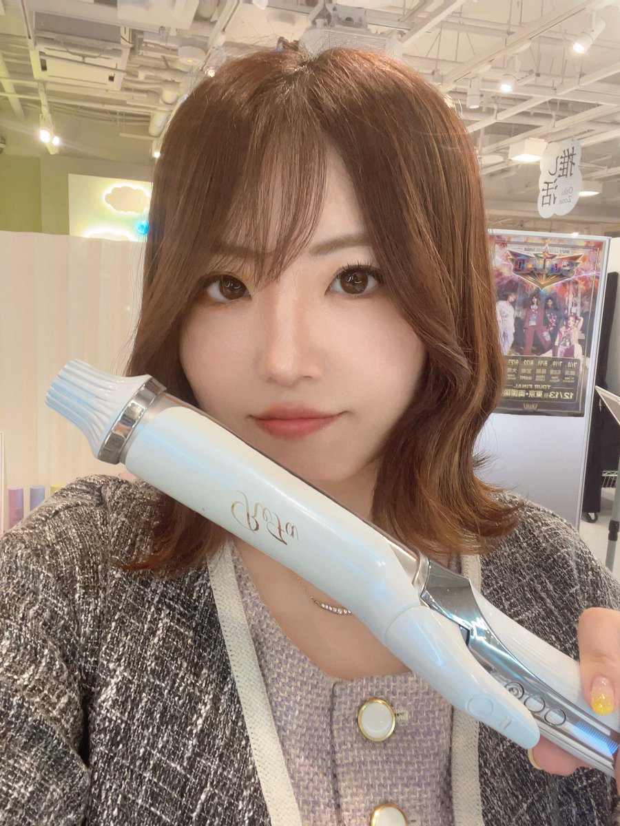 WITH_yun_J's tweet photo. 珍しく朝シャンしたら髪巻くの忘れて出かけてしまったのでコテやヘアアイロンがレンタルできる栄地下のReCuteさんに来た🥺
ケープとかもあってめちゃ便利なんだが！😳
あと今日服買ったの可愛くない？？
お店の人に写真の許可撮ったら、どーぞどーぞ！新しいの仕入れときます！って言われたのウケる🤣w https://t.co/Yz1bsOnFFc