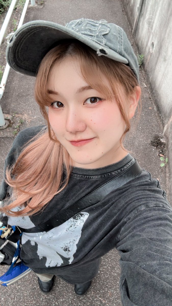L_R_Lin's tweet photo. 今日は七夕🎋
全然関係ないですが…髪色チェーンジ！しましたぁ✨
前もそうだったけど、明るい髪色だと職場で海外のお客様に「Japanese？」って聞かれるの何故でしょう？
純日本人です🙌 https://t.co/bW31iZdnpT