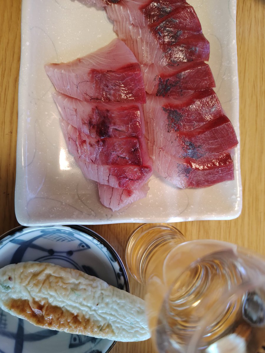 hFppfL0gCxZGSCT's tweet photo. 笹かまぼこ🎋ハマチ刺身に日本酒🍶 https://t.co/NcZ5yS1D1x