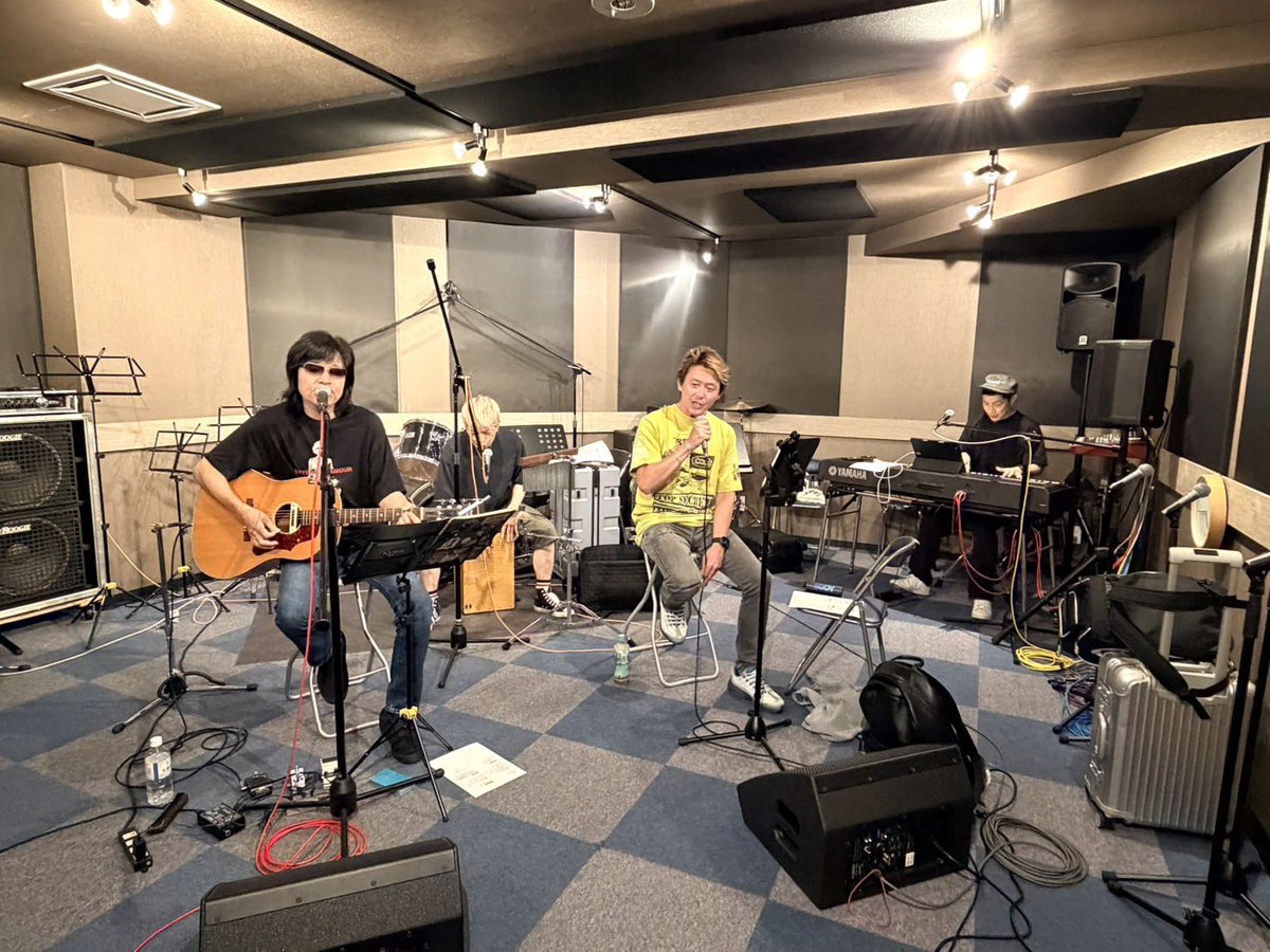 YoshimotoHiroki's tweet photo. さぁ〜アコースティックツアーのリハーサルが始まりましたよ！
初めてやる曲もたくさんあるから今日はリハーサルの時間が足りなかったけど良い感じに初日は進みました！
サポートには @SOxDY_official を知り尽くした
パーカッション @_268_ 
ピアノ @OhkusuU_zo 
のお二人です👍🏻🙇🏻‍♂️
次のリハはまた来週！
