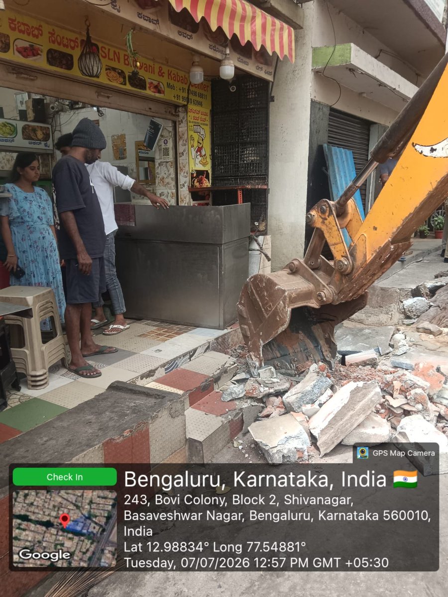 BWCCofficial's tweet photo. ಬೆಂಗಳೂರು ಪಶ್ಚಿಮ ನಗರ ಪಾಲಿಕೆಯ ರಾಜಾಜಿನಗರ ವಿಭಾಗದ 60 ಫೀಟ್ ತಿಮ್ಮಯ್ಯ ರಸ್ತೆಯಲ್ಲಿ ವೆಸ್ಟ್ ಆಫ್ ಕಾರ್ಡ್ ರಸ್ತೆಯಿಂದ ತಿಮ್ಮಯ್ಯ ರಸ್ತೆಯವರೆಗೆ ಪಾದಚಾರಿ ಮಾರ್ಗ ಒತ್ತುವರಿ ತೆರವು ಕಾರ್ಯಾಚರಣೆ ನಡೆಯಿತು.
#SafeFootpathCampaign
#GreaterBengaluruAuthority
#WestCityCorporation
#GBAChiefCommissioner
#DKShivakumar https://t.co/ihHlhEjYO6