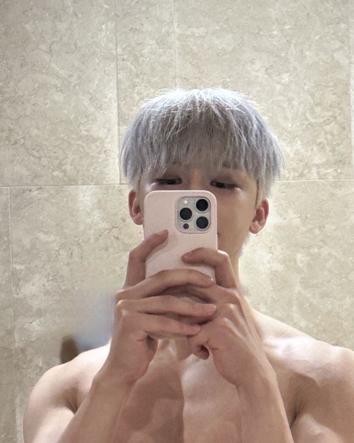 yunqjsrose's tweet photo. just remembered this photo exists https://t.co/4ulALS9JXq