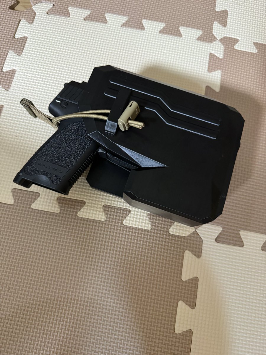 Kiro_Dispatch's tweet photo. 初めてホルスター作った https://t.co/8F6teabUWA