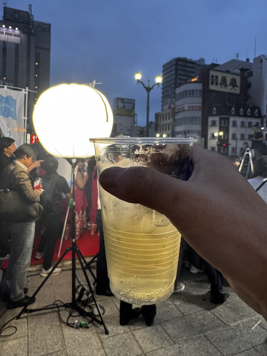 1040BNR34's tweet photo. 宮の橋の上で乾杯イベントやってるよ🍻
全国同時乾杯だって🍻 https://t.co/qGcwn8qmFa