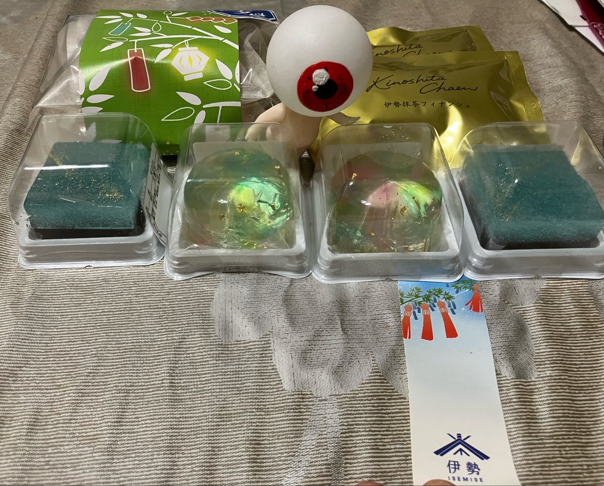tyainan's tweet photo. 同居人が東京大神宮のお土産で伊勢から取り寄せられた七夕和菓子買ってきてくれたんじゃー！！綺麗ー https://t.co/MozQvHjT6D