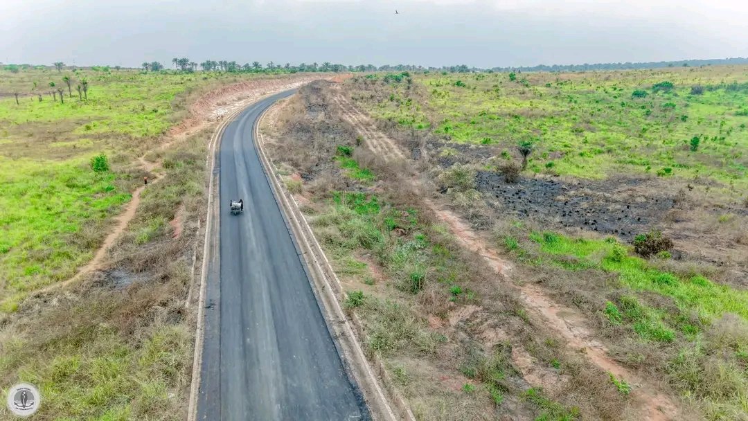 FaithNtako65514's tweet photo. 🇨🇩INFRASTRUCTURES 

La RDC poursuit ses grands projets d’infrastructures. La route reliant #Mbujimayi à #Kabinda jusqu’à #Bukavu est en pleine construction, un chantier présenté comme un symbole de la vision de modernisation et de développement portée par le président Félix. https://t.co/ZqoIzVWmt4