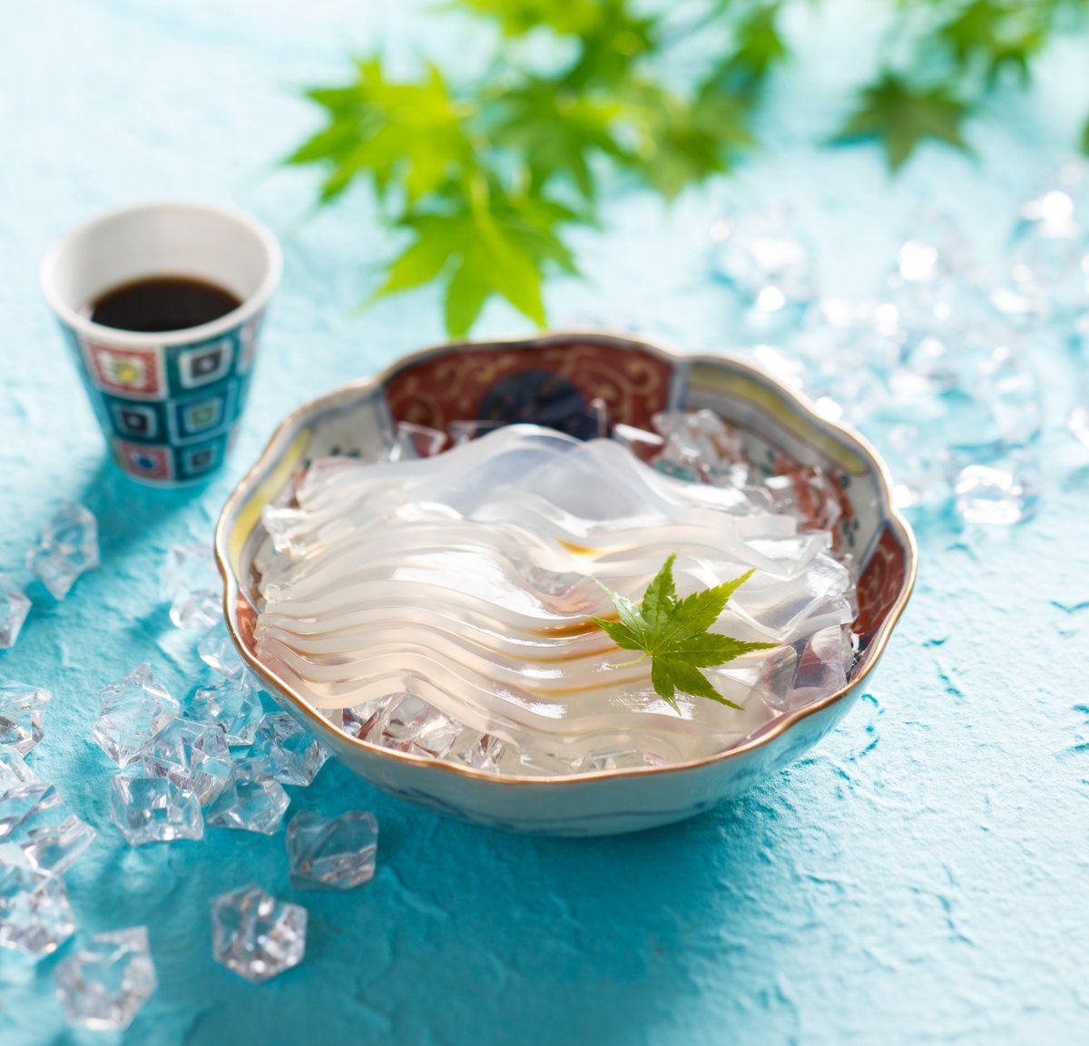 morihachi08's tweet photo. 今日のお菓子は【くずきり】
かつて加賀藩御用葛として四百年以上の歴史を誇る「宝達葛」を用いたくずきりを、家伝の黒蜜にてお楽しみください🧊 https://t.co/w6lGaVCeAL