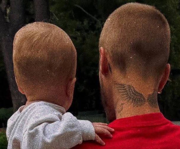 Belieber_bob's tweet photo. I'm crying they really have the exact same hair 😭 He'll look just like his dad when he's older trust https://t.co/A7GPFhKBOy