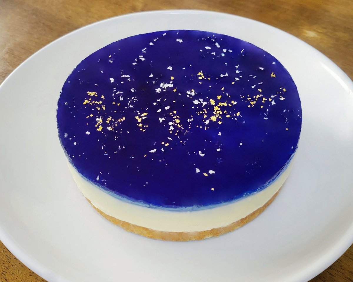Tenshoji_Roman's tweet photo. 今日は七夕なので！🎋
夜空をイメージしたゼリーレアチーズケーキを作ってみた🌌✨

みんなの願い事が叶いますように🌠 https://t.co/dxQhV5CD8K