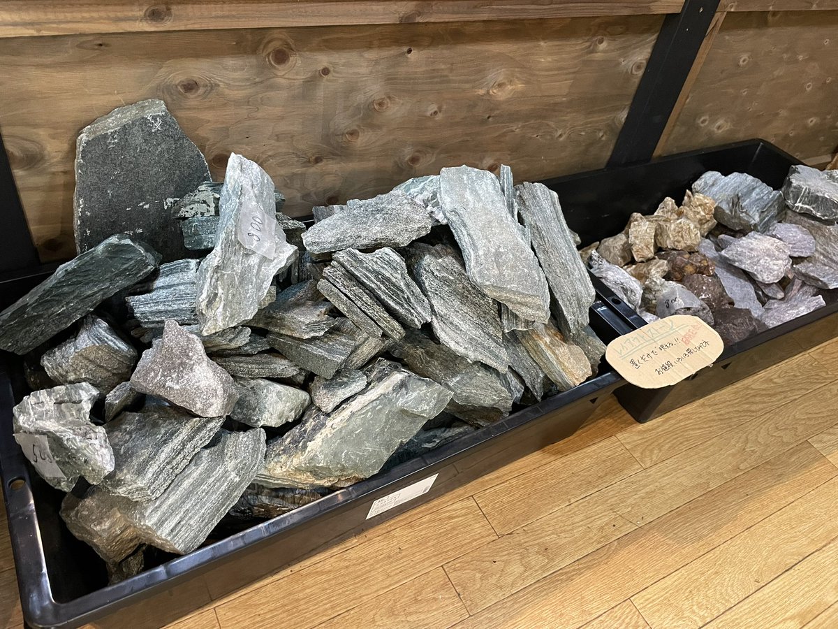 hachuuruiya's tweet photo. レイアウトストーン🪨
超大量入荷‼️‼️
爬虫類、魚類、両生類問わず生き物の水槽レイアウトに！
使いやすい形状も多いですよ👍🏻
今なら選び放題👏
 #はちゅうるい屋 https://t.co/PEbOAdcUDZ
