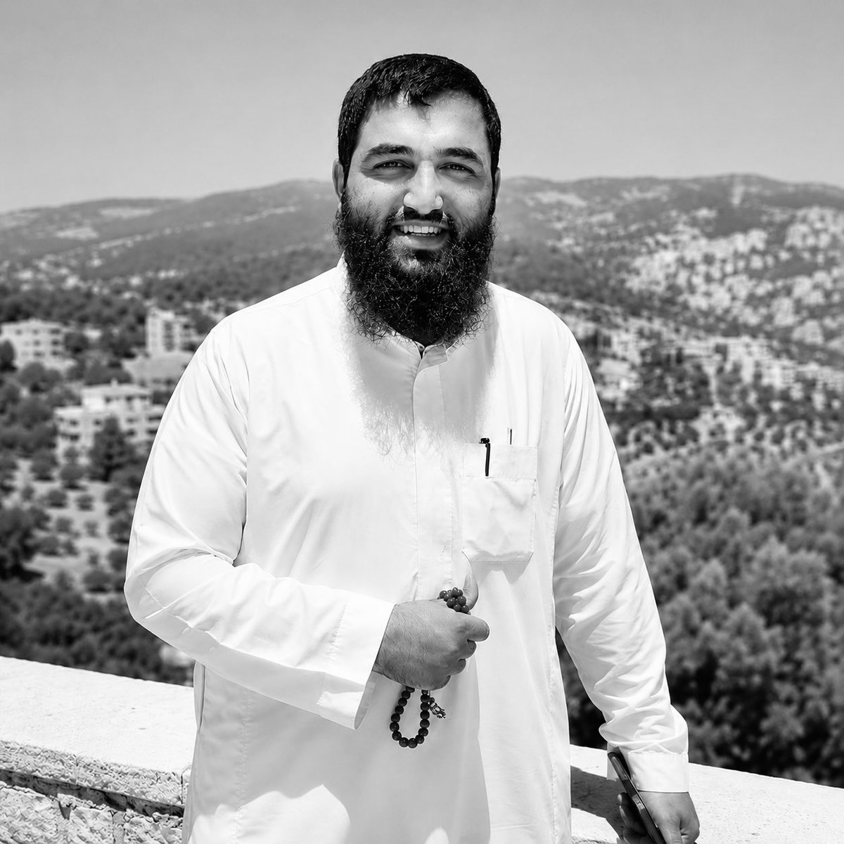 alomor68's tweet photo. مَن استيقنَ فناءَ الدُّنيا، قصُرَت في عينه خصوماتُها، ومَن عَلِم أنَّ العُمرَ أنفاسٌ معدودة، عزَّ عليه أن يلقى الله وفي قلبه على أحدٍ شيء، أو لأحدٍ عنده مظلمة.

وإنّي قد سامحتُ وحلّلتُ كلَّ مَن نال منّي بقول، أو آذاني بفعل، أو ظلمني في حق؛ عفوًا خالصًا لا عتابَ بعده ولا مطالبة، فما الدُّنيا بباقيةٍ لنا، ولا نحنُ بالباقين لها، وما يدري المرءُ أيَّ أنفاسه يكونُ آخرها.

وكما أحببتُ العفوَ عمَّن أساء إليّ، فإنّي أرجو العفوَ ممَّن أسأتُ إليه؛ فمن كان له في ذمّتي حق، أو أصابه منّي أذى، عمدًا أو جهلًا، فليصفح وليعفُ، وإن كان له حقٌّ فليطلبه منّي، فإنَّ لقاءَ الناس أهونُ من موقفٍ تُستوفى فيه الحقوق بين يدي الله.

هي الدُّنيا؛ ظلٌّ زائل، وعُمرٌ راحل، وأيامٌ تُطوى ولا تعود؛ فطوبى لمن خفَّف عن ظهره أثقالَ الخصومات، وطهَّر قلبه بالعفو، واستعدَّ للرحيل قبل أن يُقال: قد رحل.