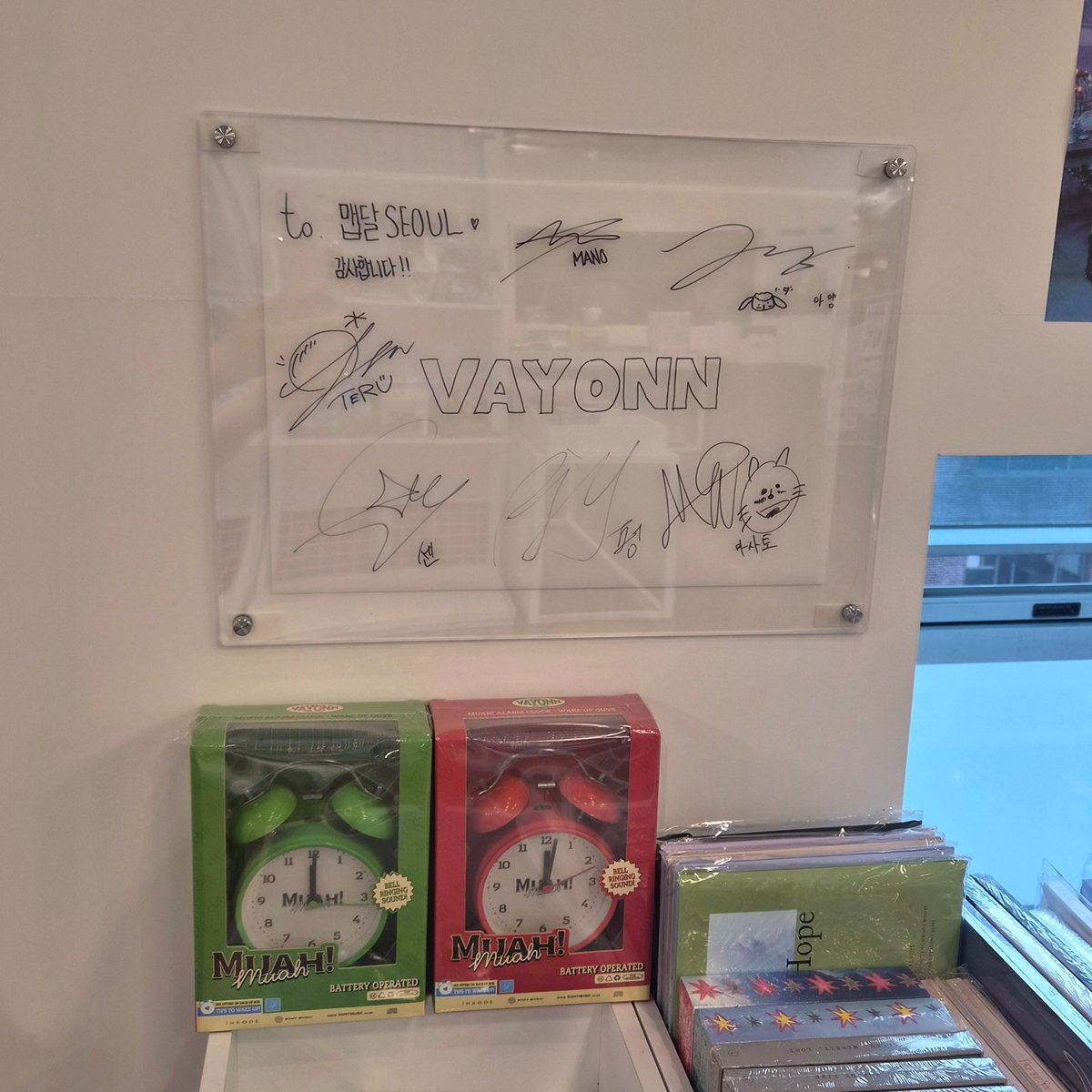 MAPDAL_SEOUL's tweet photo. #베이온_너를향해_MUAH! 💚❤️💙

#VAYONN 1ST EP ‘Youth Today’
맵달SEOUL 성수 입고 완료✨

🍏 Youth Ver.
⏰ Today Ver.
💿 Record Ver.

청량한 Youth Ver.부터
알람시계 패키지가 눈에 확 들어오는 Today Ver.,
소장용으로 좋은 Record Ver.까지 ( •̀ .̫ •́ )✧

멤버들의 친필 사인도 전시 중이랍니다🫶

📍KPOP TOGETHER × 맵달SEOUL 4F
서울 성동구 성수이로16길 5
매일 11:00–21:00

#베이온 #Youth_Today #맵달SEOUL #성수 #성수동
#KPOP #앨범깡 #kpopstore