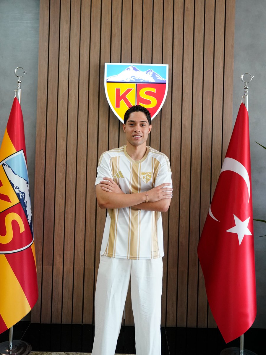 KayserisporFK's tweet photo. 💛❤️ Kulübümüzün altyapısından yetişen, Genç Millî Takımlar alt yaş gruplarında takımına golleriyle katkıda bulunan ve Süper Lig'de birçok maçta kritik goller ve asistlere imza atan golcü futbolcumuz Talha Sarıarslan ile 3 yıllık yeni sözleşme imzalanmıştır.

Gelecekte kendisini Millî Takımlar kadrosunda göreceğimize yürekten inandığımız futbolcumuza şanlı formamız altında başarılar dileriz.

#KYSR