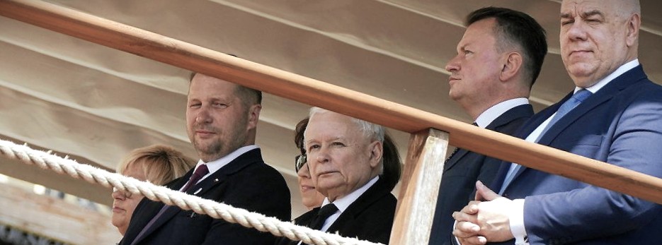 opydo74244's tweet photo. Prawica robi najbardziej brudną i ohydną politykę na użytek własny w momencie, gdy armia Putina zaczyna się sypać, a Rosja staje na granicy rozkładu. Przekroczyli kolejne granice politycznego i moralnego opadku, a za chwilę pognają na Jasną Górę pomodlić się za swoją pomyślność. https://t.co/CYO0yJgaiY