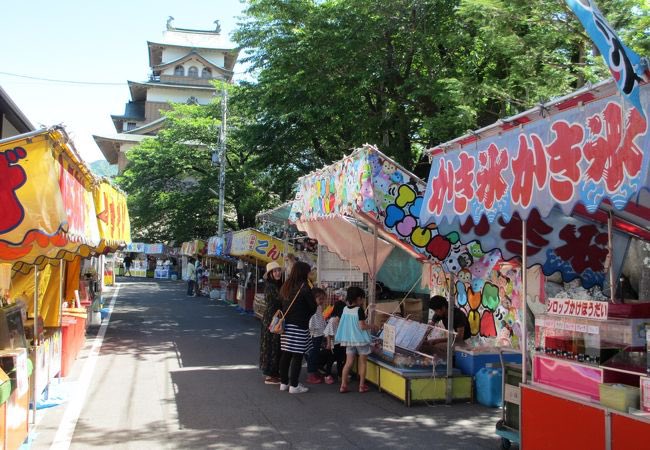 ooraka_cosbu's tweet photo. 緊急告知‼️

7/25(土)#諏訪よいてこ高島城祭 に、#すわコス部 も参加します٩( ᐛ )و
諏訪の夏祭りにコスプレで参加しませんか⁉️
もちろん撮影も🆗

高島城にコスプレで入館撮影できる激レアチャンス🏯
神社⛩️、働く車🚓、大提灯🏮etc…魅力的なロケーション盛り沢山✨

⬇️詳細
https://t.co/zN0WrGnkVt https://t.co/2HPCWwhyxi