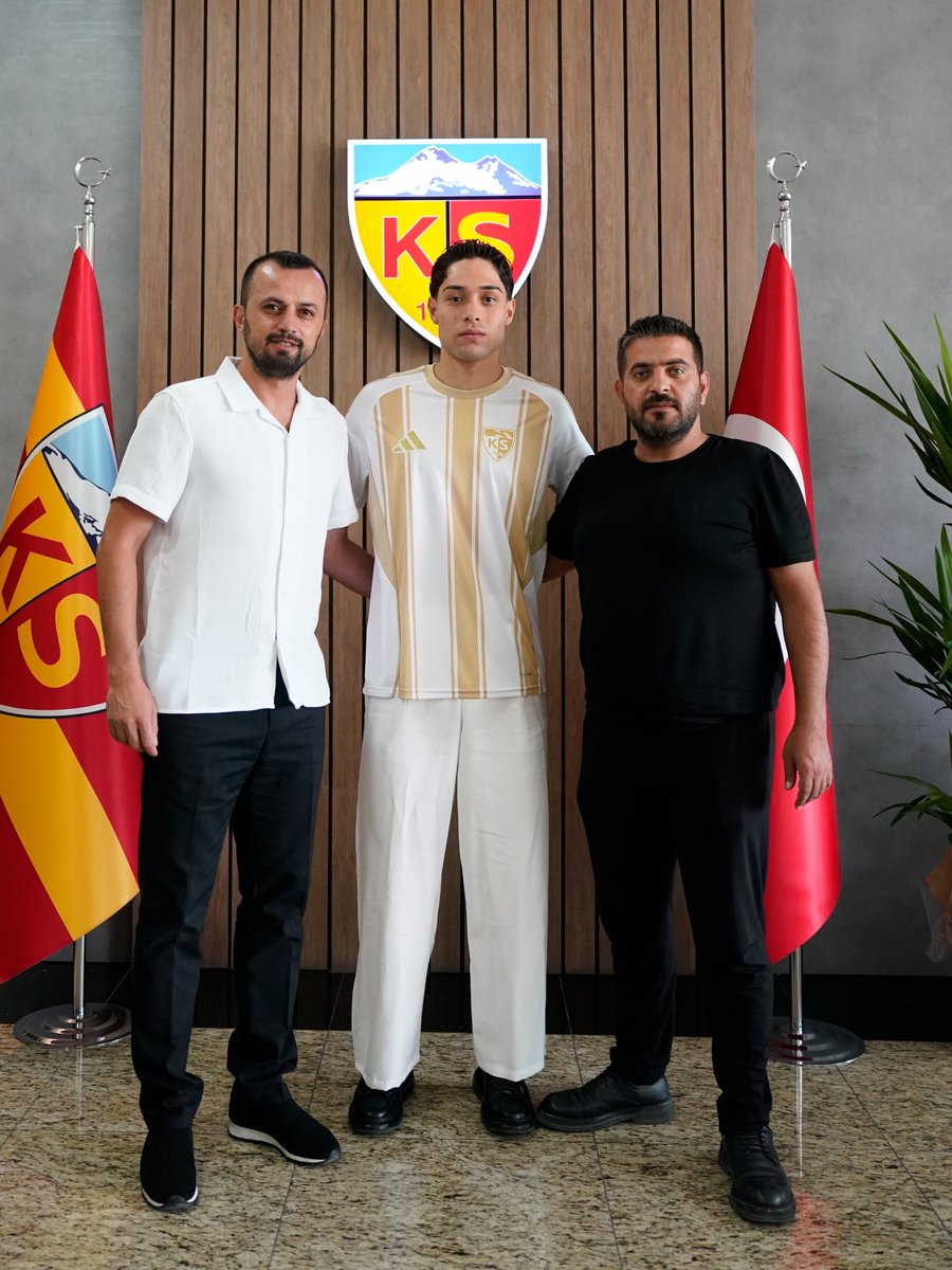 KayserisporFK's tweet photo. 💛❤️ Kulübümüzün altyapısından yetişen, Genç Millî Takımlar alt yaş gruplarında takımına golleriyle katkıda bulunan ve Süper Lig'de birçok maçta kritik goller ve asistlere imza atan golcü futbolcumuz Talha Sarıarslan ile 3 yıllık yeni sözleşme imzalanmıştır.

Gelecekte kendisini Millî Takımlar kadrosunda göreceğimize yürekten inandığımız futbolcumuza şanlı formamız altında başarılar dileriz.

#KYSR