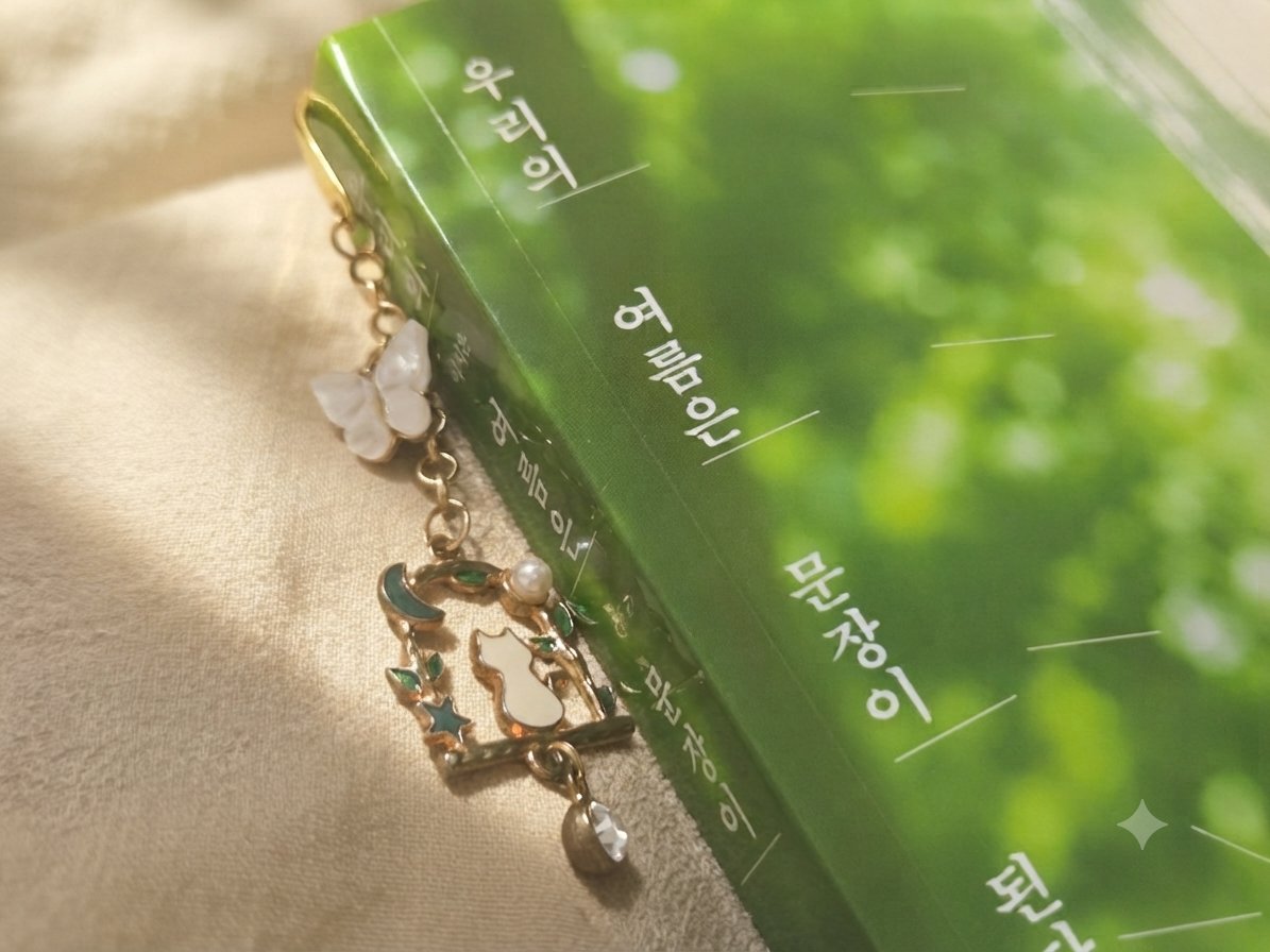 blueradio_25's tweet photo. 여러분 이거 다 지피티가 수정해준 사진이에요 보통 배경은 이불위나 책상위였고 하얀색이불 아이보리색이불로 바꿔달라고 요청한답니다 그럼 얘가 보정까지 알아서 뚝딱해줘요 https://t.co/a3xQGiqEhx
