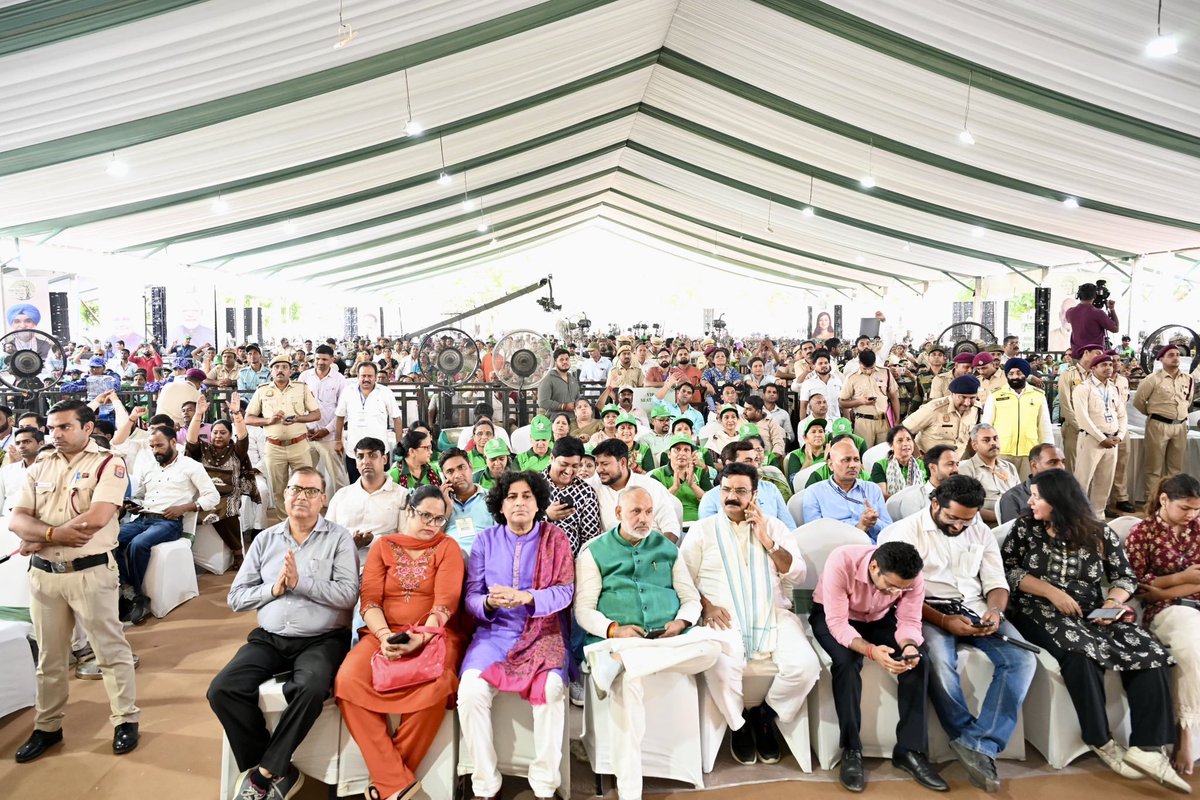 moefcc's tweet photo. प्रधानमंत्री श्री @narendramodi के ‘एक पेड़ माँ के नाम’ अभियान को आगे बढ़ाते हुए केंद्रीय गृह एवं सहकारिता मंत्री श्री @AmitShah ने केंद्रीय रिज एवं नानकपुरा रिज में पौधारोपण किया।

केंद्रीय पर्यावरण, वन एवं जलवायु परिवर्तन मंत्री श���री @byadavbjp और दिल्ली की मुख्यमंत्री श्रीमती @gupta_rekha की गरिमामयी उपस्थिति में दिल्ली के 70 लाख पौधारोपण अभियान का शुभारंभ किया गया।