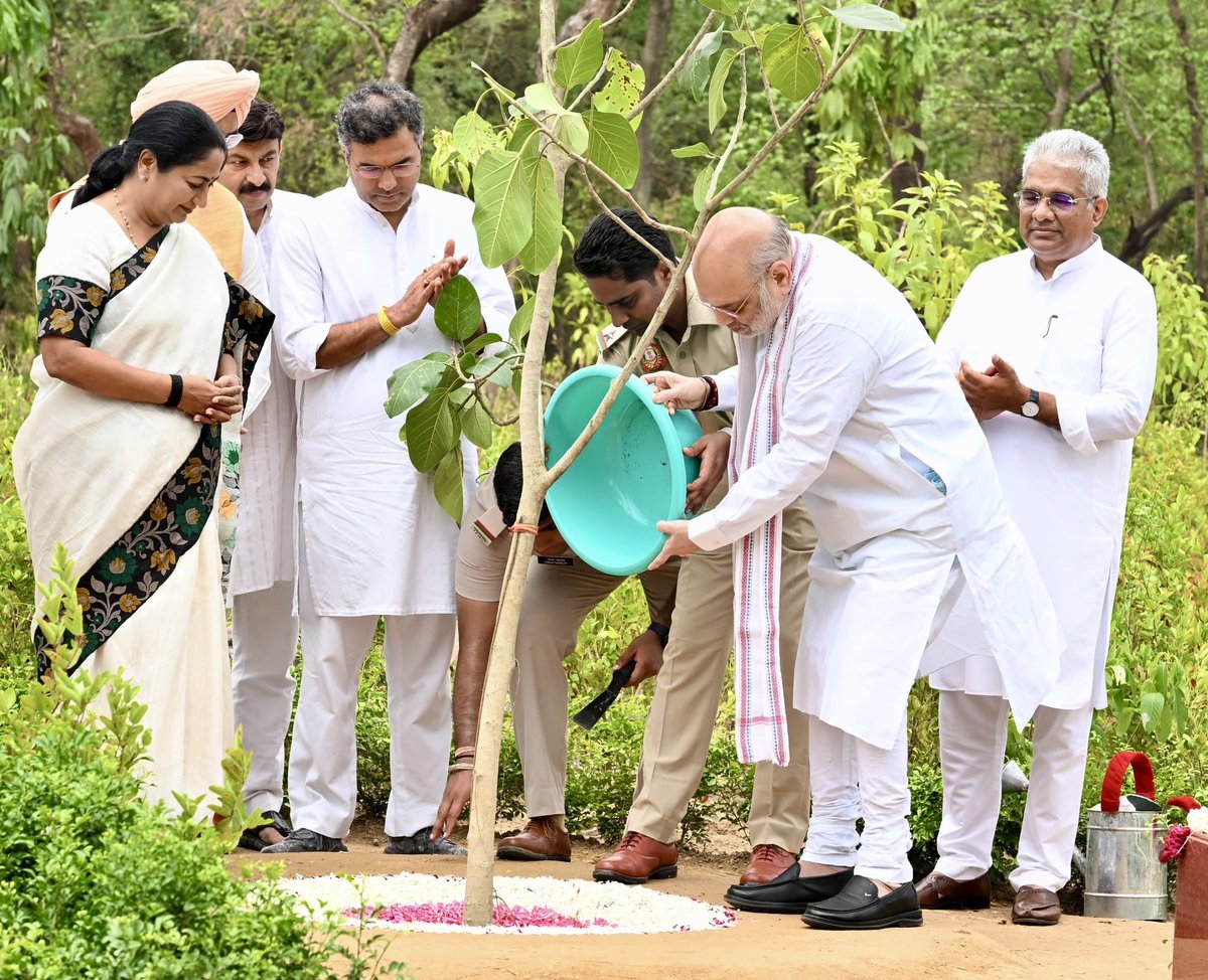 moefcc's tweet photo. प्रधानमंत्री श्री @narendramodi के ‘एक पेड़ माँ के नाम’ अभियान को आगे बढ़ाते हुए केंद्रीय गृह एवं सहकारिता मंत्री श्री @AmitShah ने केंद्रीय रिज एवं नानकपुरा रिज में पौधारोपण किया।

केंद्रीय पर्यावरण, वन एवं जलवायु परिवर्तन मंत्री श���री @byadavbjp और दिल्ली की मुख्यमंत्री श्रीमती @gupta_rekha की गरिमामयी उपस्थिति में दिल्ली के 70 लाख पौधारोपण अभियान का शुभारंभ किया गया।