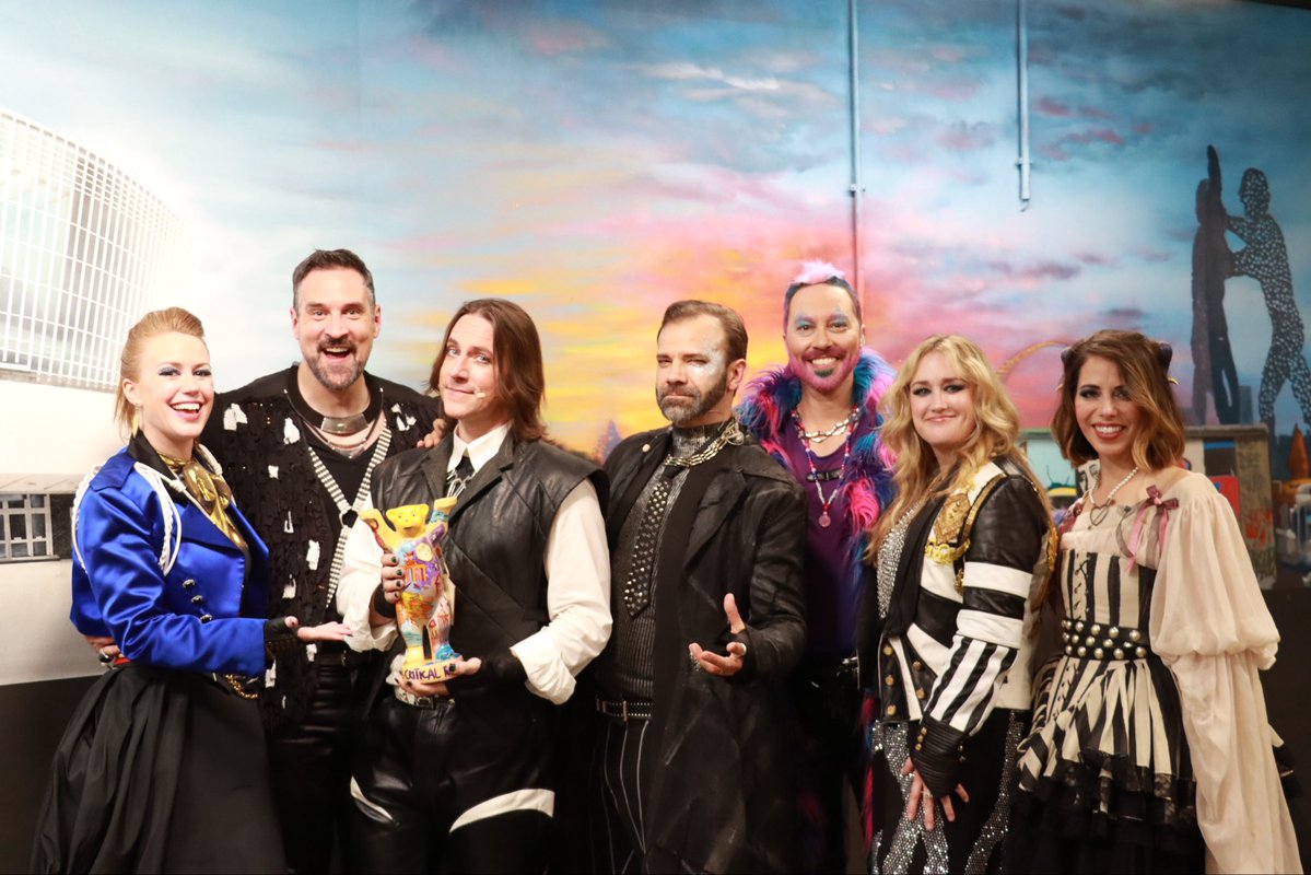 uberarenaberlin's tweet photo. .@CriticalRole hat die gesamte Uber Arena bei der „Echoes of Exandria - Live! 2026“- Tour in Berlin in ihren Bann gezogen! 🎲🤩

Wir bedanken uns für die unterhaltsame Show mit einem personalisierten Berlin Buddy Bär.🐻 https://t.co/EkVXKJeRnz