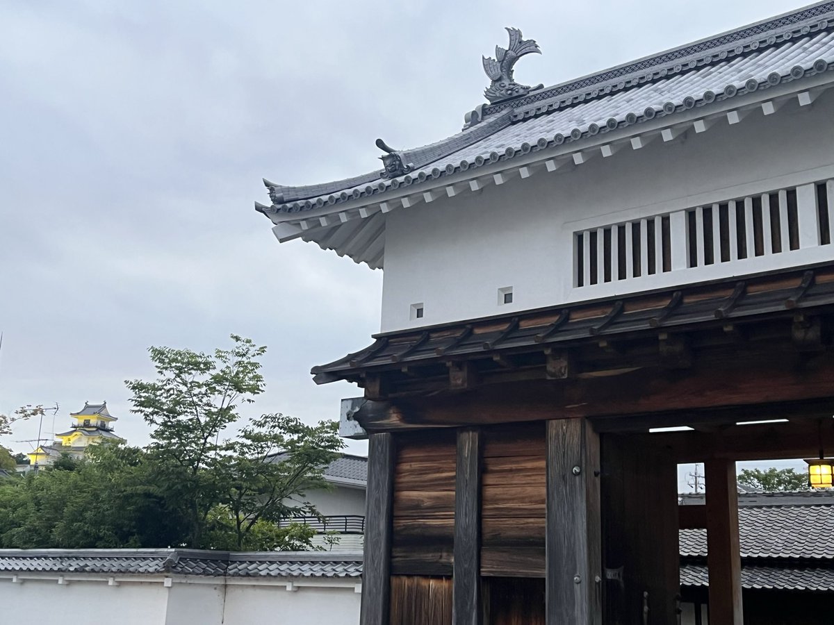 teabozu's tweet photo. 夕暮れの掛川城 https://t.co/kYlGAG5uYP