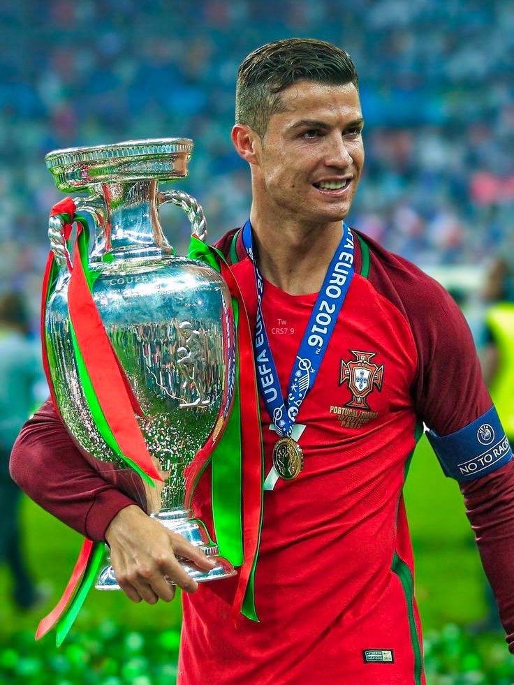 FaktaSepakbola's tweet photo. Bertahun-tahun perdebatan Messi dan Ronaldo terasa tidak akan pernah selesai. Keduanya sama-sama mengubah sepak bola dan menetapkan standar yang mungkin sulit terulang lagi.

Tapi pada satu titik, banyak orang mulai merasa perdebatan itu sudah tidak lagi seimbang.

Messi bukan hanya memenangkan segalanya, tetapi juga melakukannya dengan cara yang membuat banyak orang jatuh cinta pada sepak bola. Ia punya trofi, momen ikonik, umur panjang di level tertinggi, dan akhirnya melengkapi semuanya dengan Piala Dunia.

Sementara itu, Ronaldo tetaplah legenda besar. Salah satu pencetak gol terbaik sepanjang masa, pemecah rekor, dan sosok yang mengangkat Portugal ke level yang belum pernah mereka capai sebelumnya.

Menganggap Messi sebagai yang terhebat bukan berarti meremehkan Ronaldo. Justru karena Ronaldo begitu hebat, maka betapa luar biasanya Messi menjadi semakin terlihat.

Bagi banyak orang, ini bukan lagi soal siapa yang lebih hebat. Ini soal menerima bahwa Messi telah membangun warisan yang mungkin tak akan pernah bisa disamai lagi. 🐐🇦🇷🇵🇹

#FIFAWorldCup